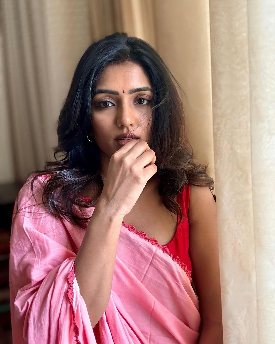 Telugu Actress Eesha Rebba Stills in Pink Saree